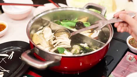 방 에서 맛있는 핫 식사 를 준비 하는 것