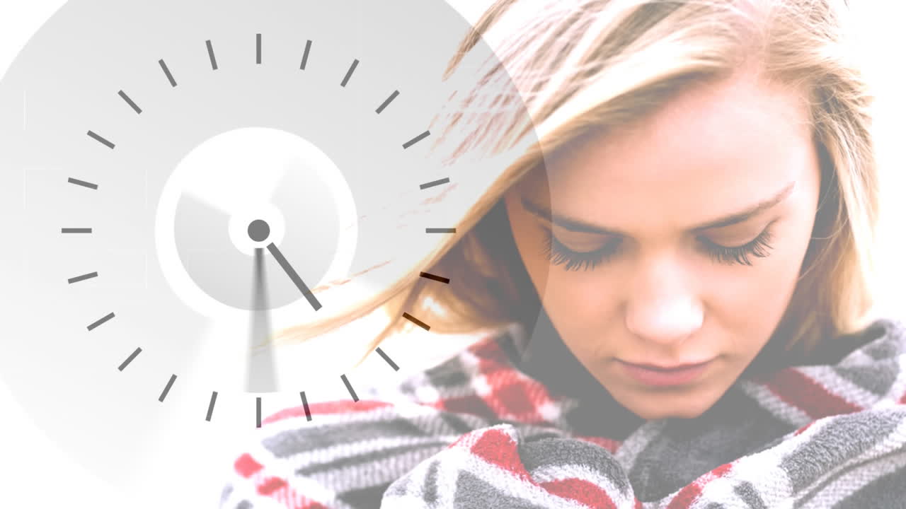 часы и женщина бегают на 4 км