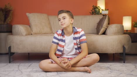 un niño animado y enérgico.