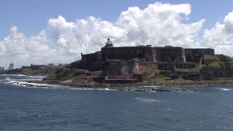 explorando castillo san felipe del morro en el viejo san juan