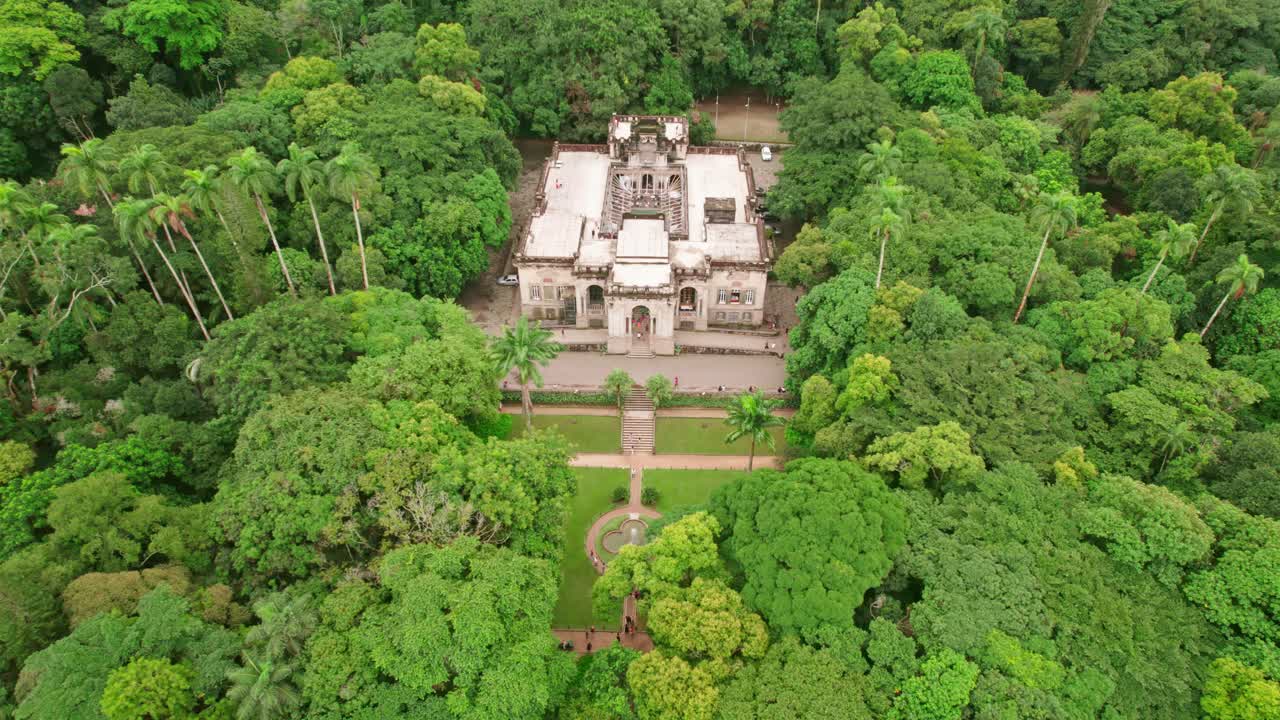 drone aéreo sobrevuela la mansión en el jardín botánico parque lage, río de janeiro, residencia entre el exuberante bosque tropical verde, brasil