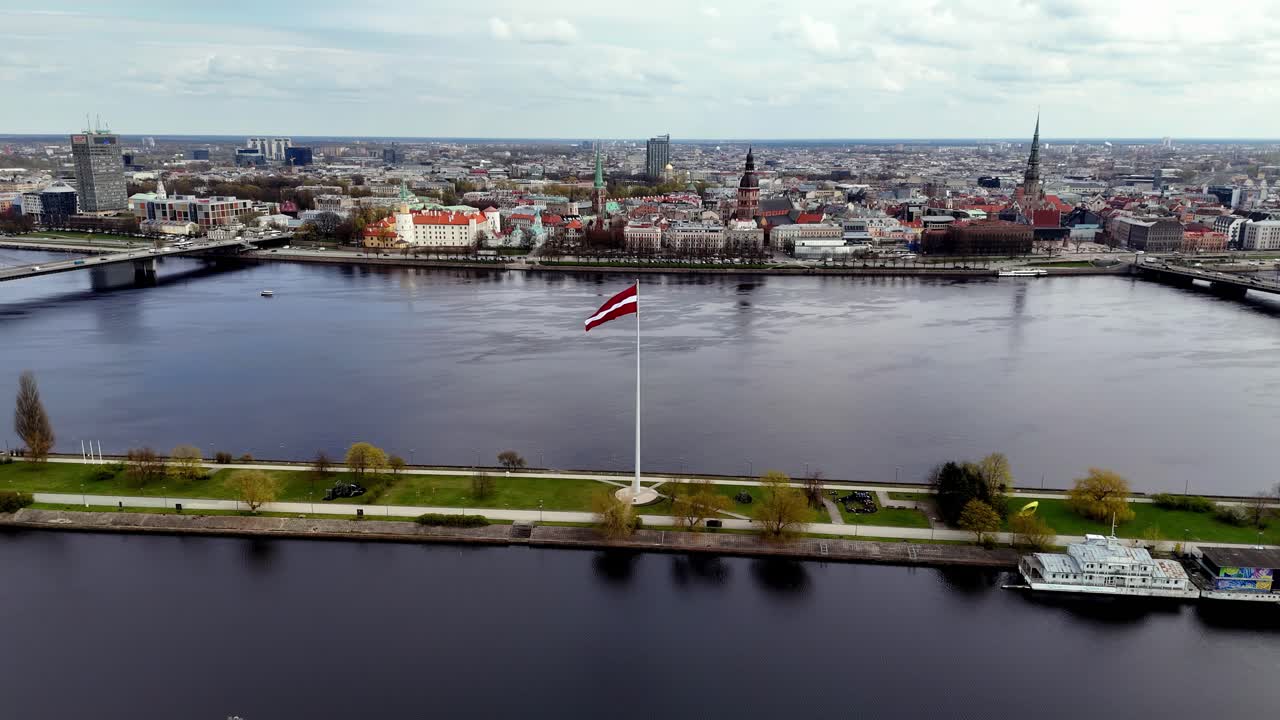 유럽 라트비아 리가 의 거대 한 발 기둥 에서 거대한 발 이 흔들리고 있다 - 으로 찍은 사진
