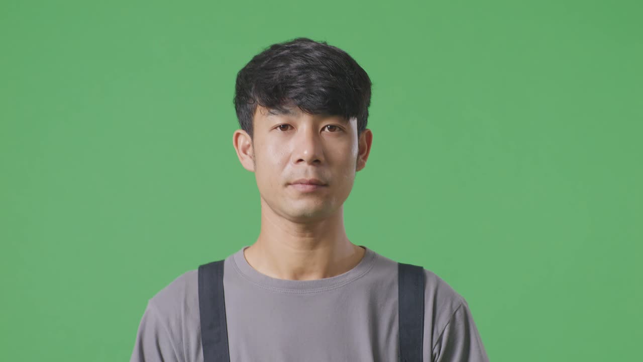 녹색 스크린 배경 스튜디오에서 고 있는 아시아인 노동자의 클로즈업