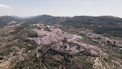 Medieval-fortified-Castle-of-Castelo-de-Vide-overlooking-charming-town,-Portugal