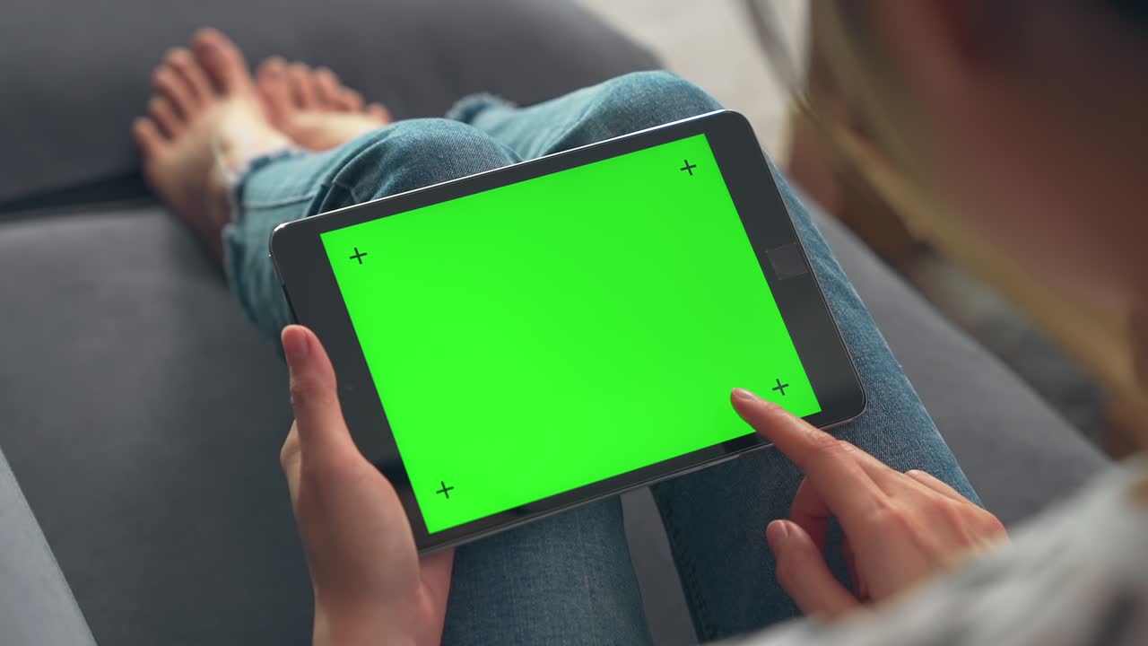 close up de mujer sosteniendo en las manos una tableta digital con pantalla verde para internet en línea, pantalla clave de croma para publicidad.