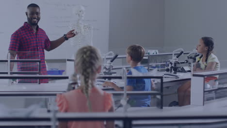 animación de estructuras moleculares sobre feliz afroamericano maestro masculino y alumnos en la clase