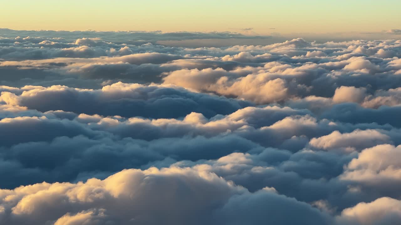 Unik udsigt fra et jetflys cockpit, der flyver lige over skyerne før solnedgang