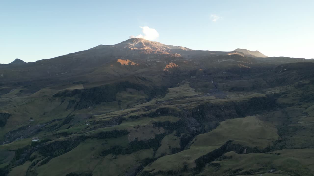 volando hacia el volcán activo nevado del ruiz en el departamento de tolima en las montañas de los andes en colombia