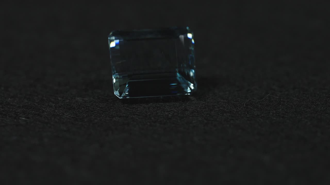 la piedra preciosa azul pulida gira y brilla