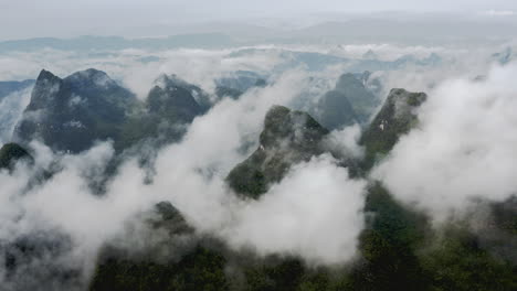 雲覆蓋的中國高山峰, 尤隆河風景, 空中景觀