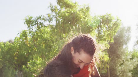 una feliz pareja caucásica pasando tiempo juntos afuera