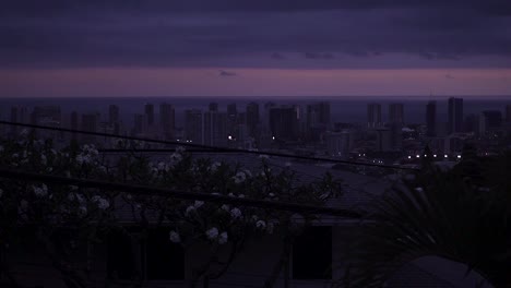 lapso de tiempo de la puesta de sol hawaiana que tiene lugar en honolulu en la isla de oahu