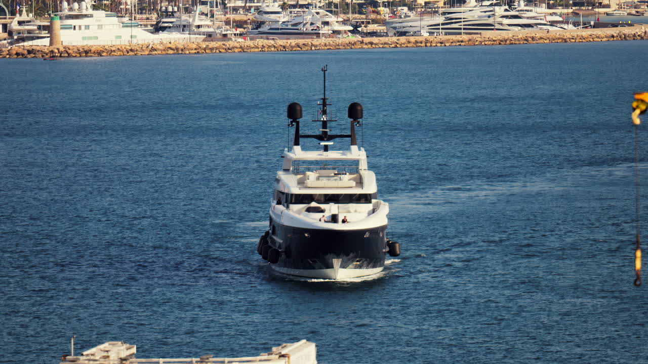 Cannes, Francia - 16 marzo 2025: una barca bianca si muove sul mare in una giornata di sole con il porto sullo sfondo