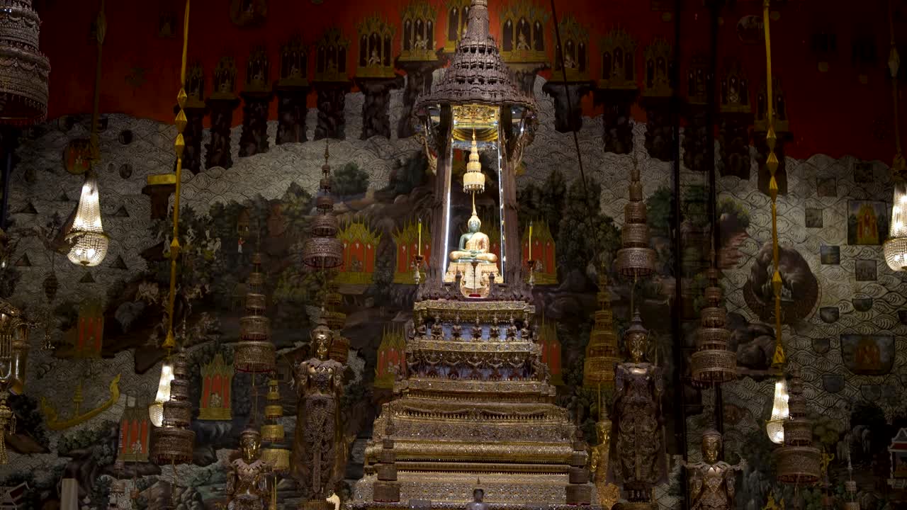 バンコクのワット・プラケオ（エメラルド寺院）内、金色の祭壇に鎮座するエメラルド仏を捉えた手持ちの静止ショット。