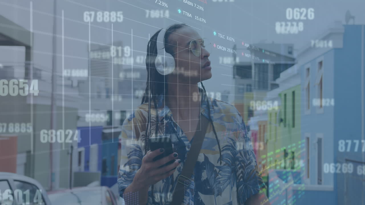 animación del procesamiento de datos del mercado de valores contra un hombre biracial que usa un teléfono inteligente en la calle