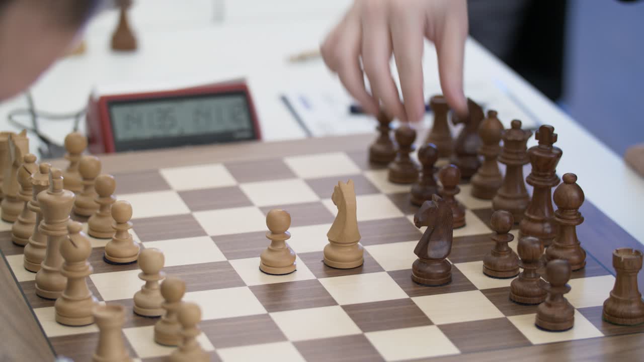 나무 체스판에서 두 사업가의 빠른 체스 이동