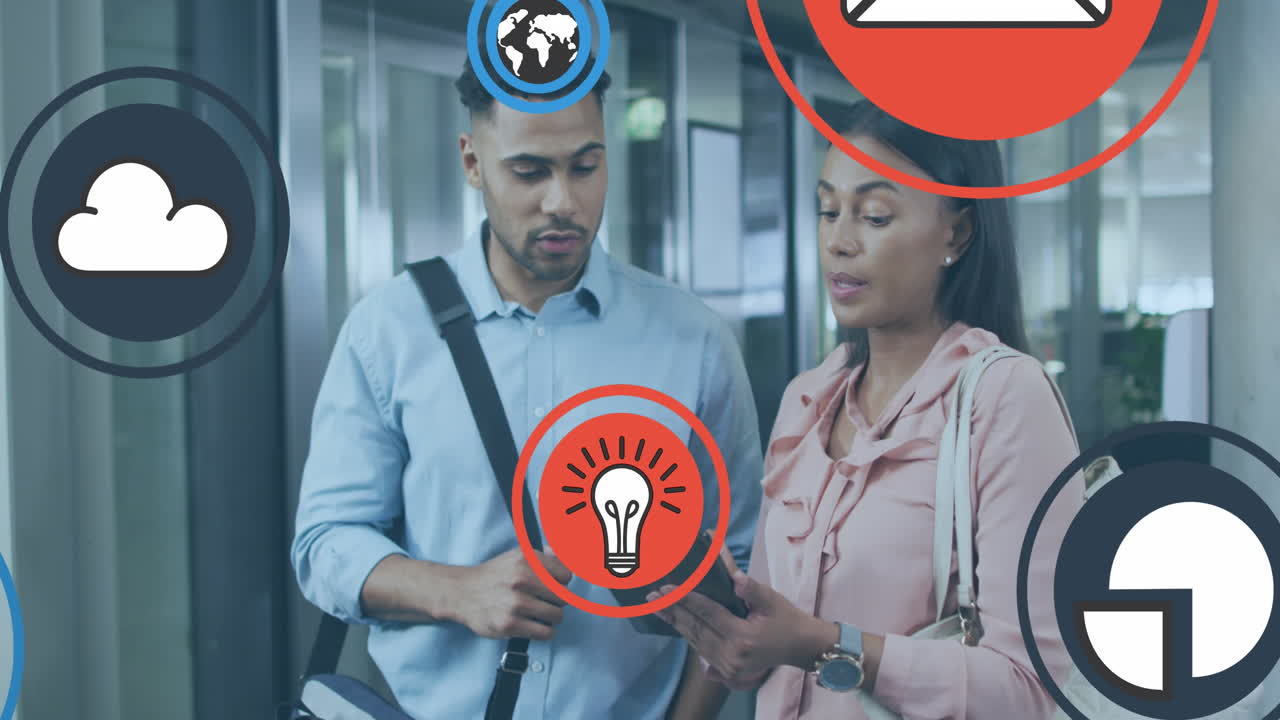 animación de iconos sobre diversos compañeros de trabajo discutiendo informes en la tableta digital en la oficina