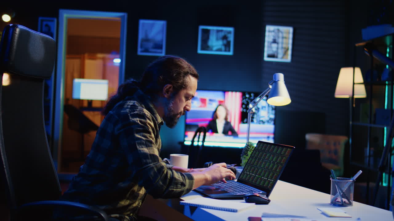 accionista mirando el crecimiento de las acciones de mercado, escribiendo en el bloc de notas