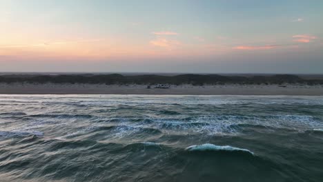 Fliegen-Durch-Die-Seelandschaft-Mit-Wohnmobil-Am-Ufer-Der-Padre-Island-National-Seashore-In-Texas