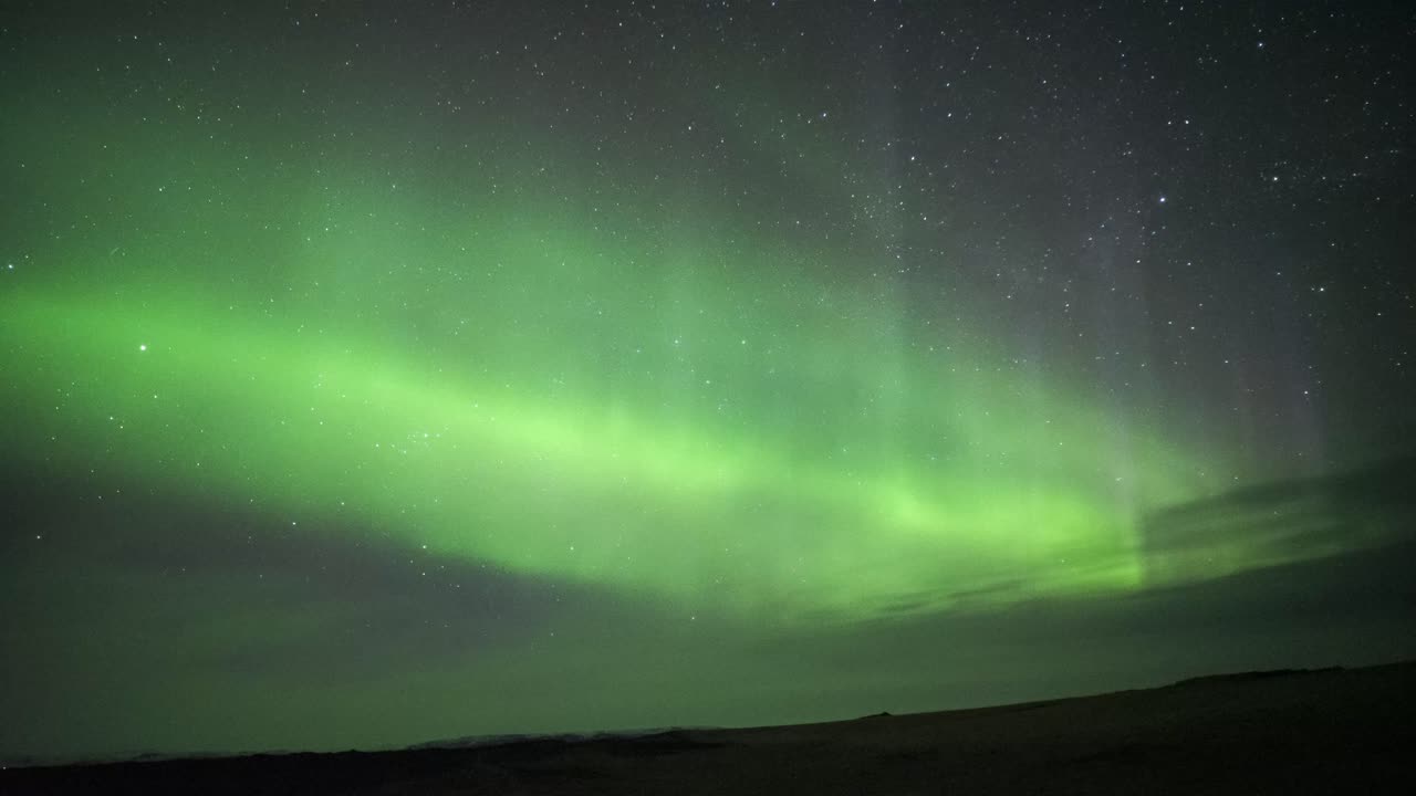 increíble vista de la aurora boreal en el cielo nocturno