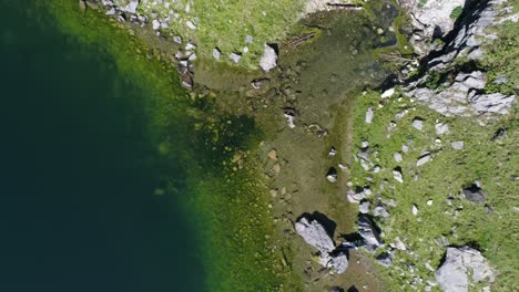 Top-down-ansicht-Eines-Kerls,-Der-Sich-In-Einer-Hängematte-An-Einem-Bergsee-In-Den-Schweizer-Alpen-Entspannt