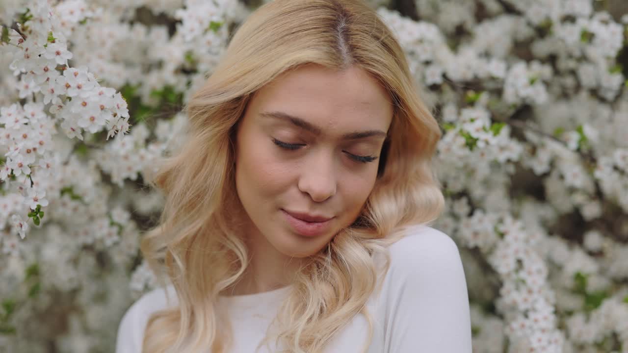 봄 꽃을 피운 여자