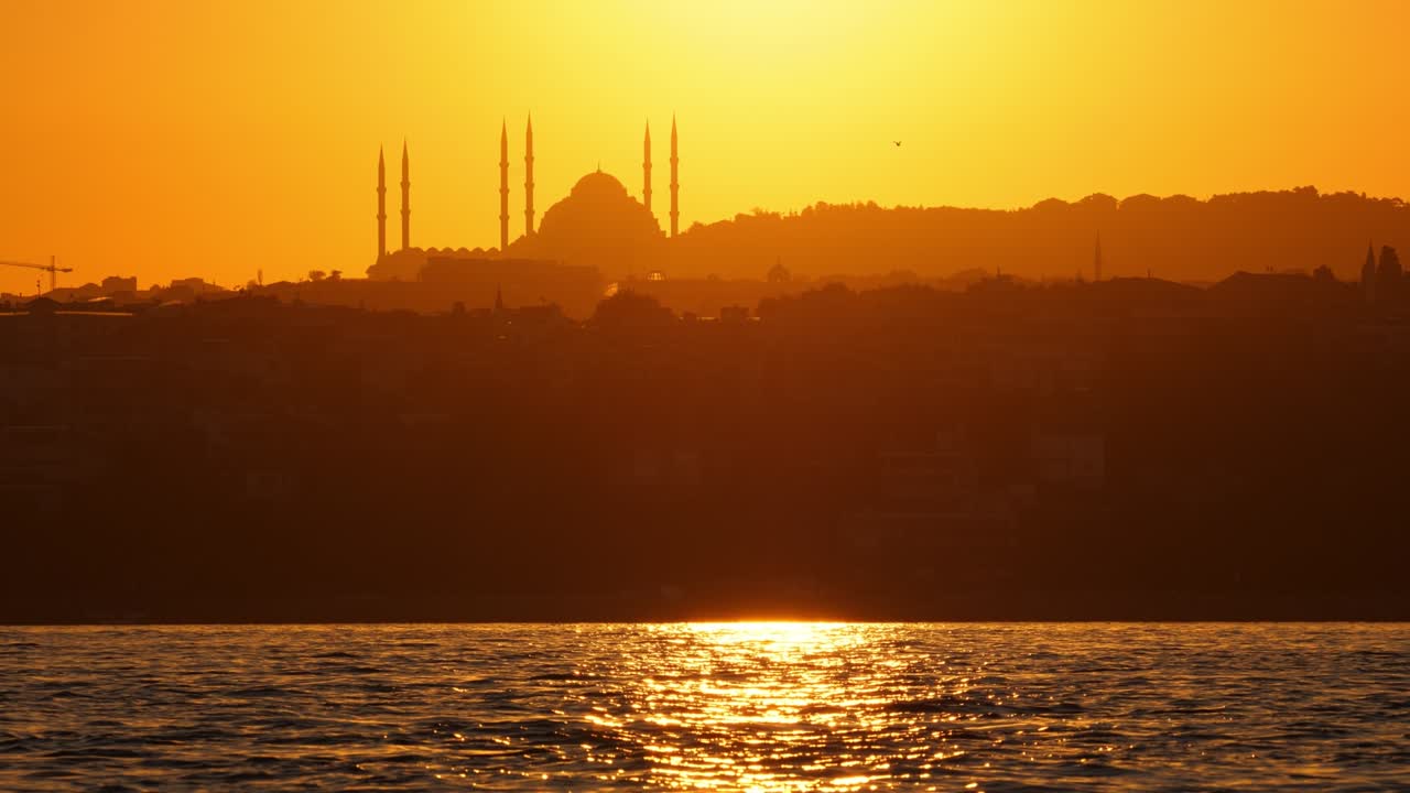 hermosa fotografía de silueta del lado anatolio de estambul en una soleada mañana de verano