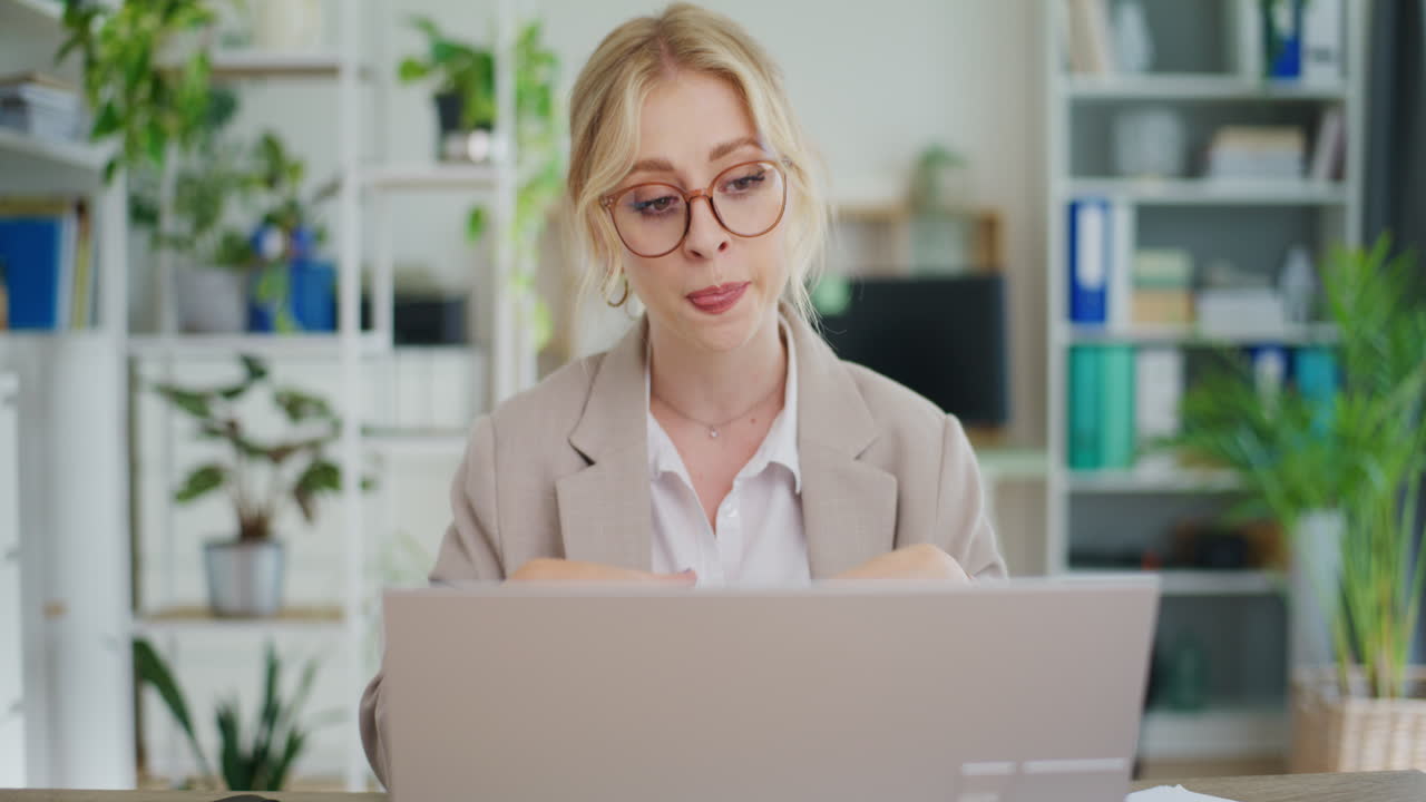 Kvinne snakker i videosamtale med kunde