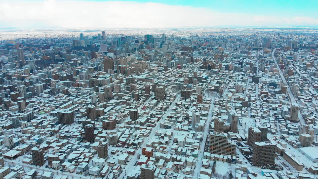 겨울에 사포로 위를 비행하는 드론