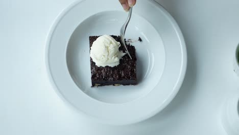 chocolate brownie with vanilla ice cream