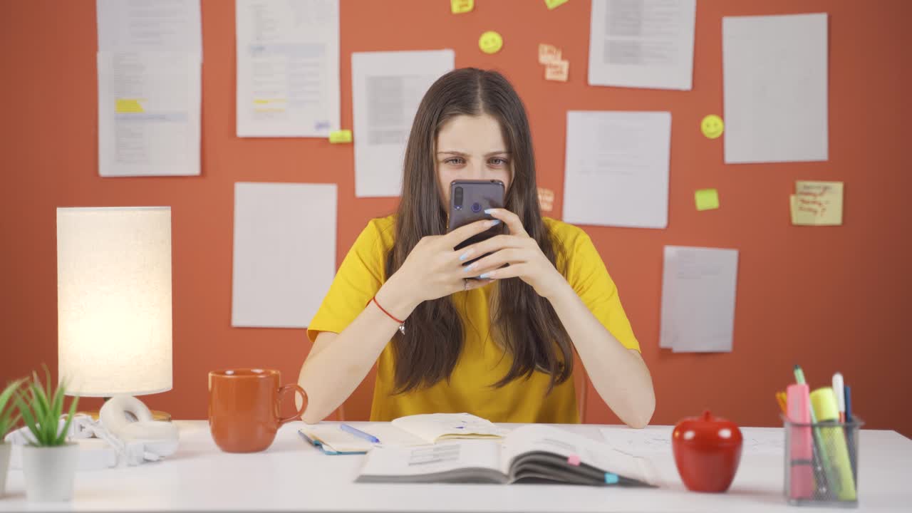 niña juega juegos en el teléfono en casa.