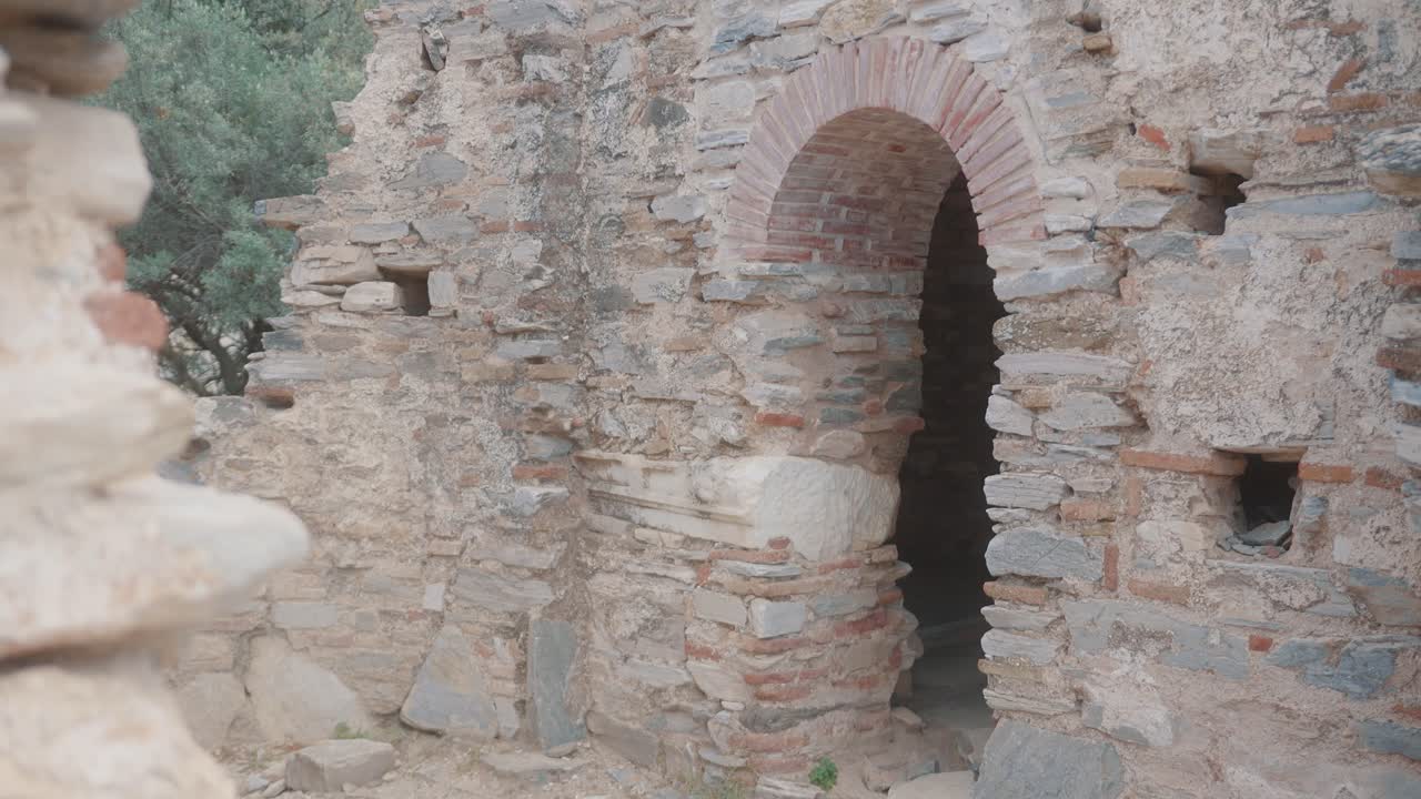Antico arco in pietra in un sito storico con un fascino rustico e invecchiato