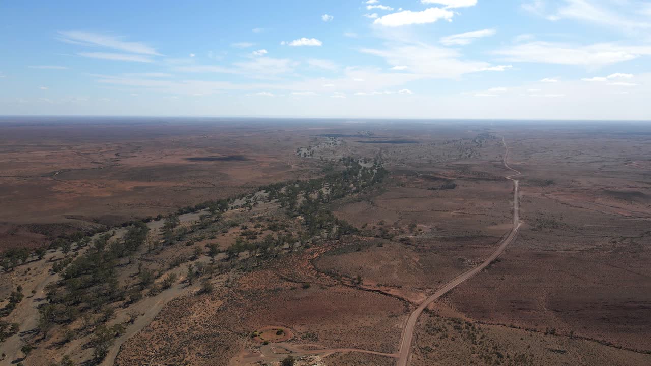 sobrevuelo aéreo escena interminable del interior, parque nacional de las cordilleras de flinders de australia
