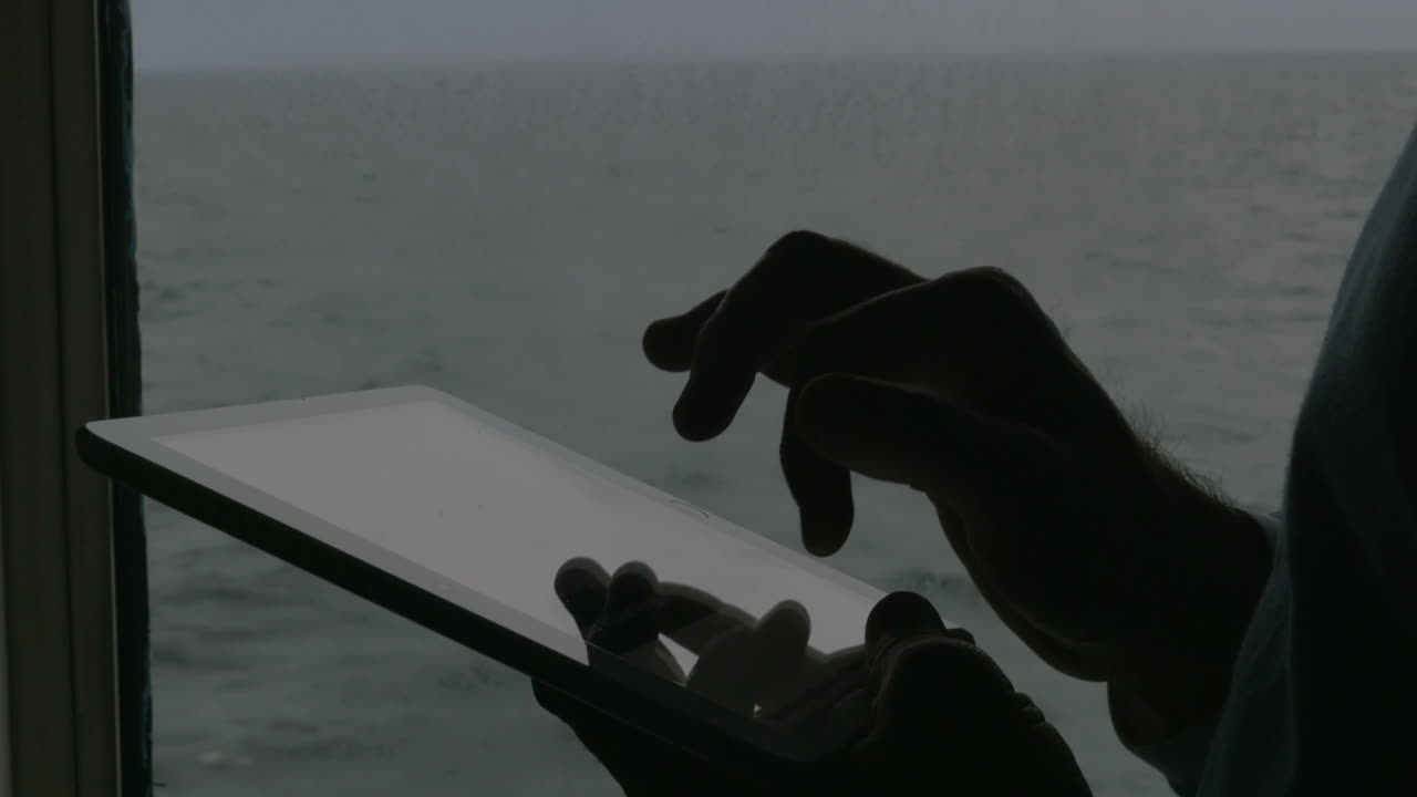 タブレットpcを搭載した男性