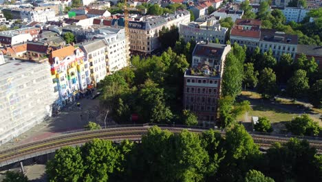 übersicht-über-Den-Bezirk-Kreuzberg-Von-Friedrichshain-Hochbahn-Schöne-Luftaufnahme-Flug-Kippen-Nach-Oben-Drohne-Aufnahmen-Von-Berlin-Sonniger-Sommertag-2022-Filmische-Ansicht-Von-Oben-Von-Philipp-Marnitz