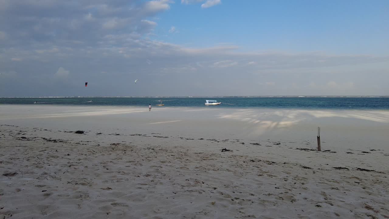 la playa de diani en kenia para los kitesurfistas