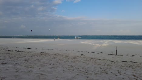 Diani-Beach-In-Kenia-Kitesurfer