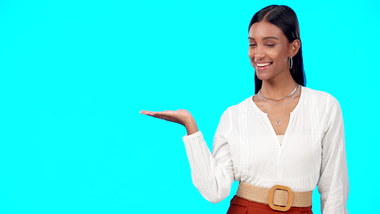 mujer presentando trajes de moda