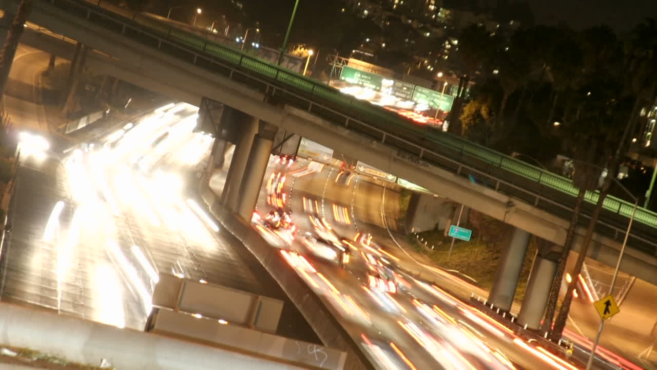 timelapse del tráfico de la ciudad de los ángeles en una carretera principal en la noche