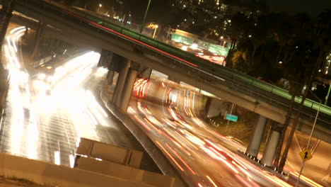 Timelapse-Del-Tráfico-De-La-Ciudad-De-Los-Ángeles-En-Una-Autopista-Principal-Por-La-Noche