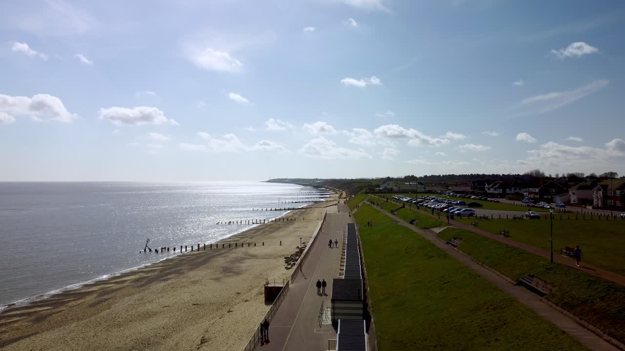 노퍽의 골레스턴-온-시 해변에 있는 해변 오두막과 해안선의 공중 드론 영상
