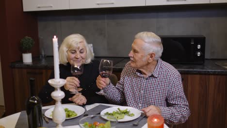 Pareja-De-Ancianos-Enamorados-Cenando-En-Casa.-Pareja-Madura-Bebiendo-Vino-Durante-Una-Cena-Romántica