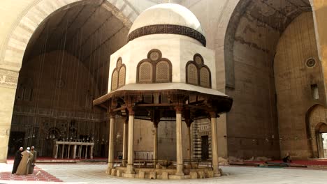 vista amplia del interior de la mezquita del sultán hassan en el cairo, egipto