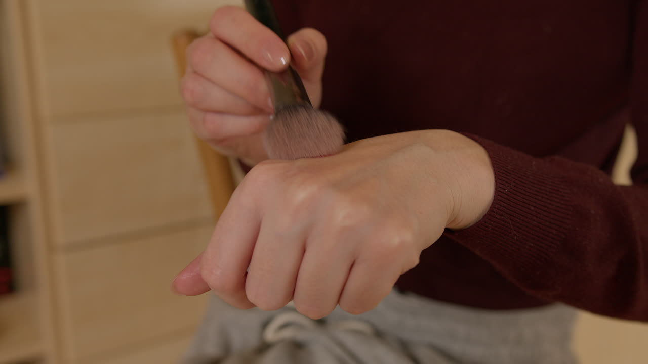 집에서 스스로 화장하는 소녀