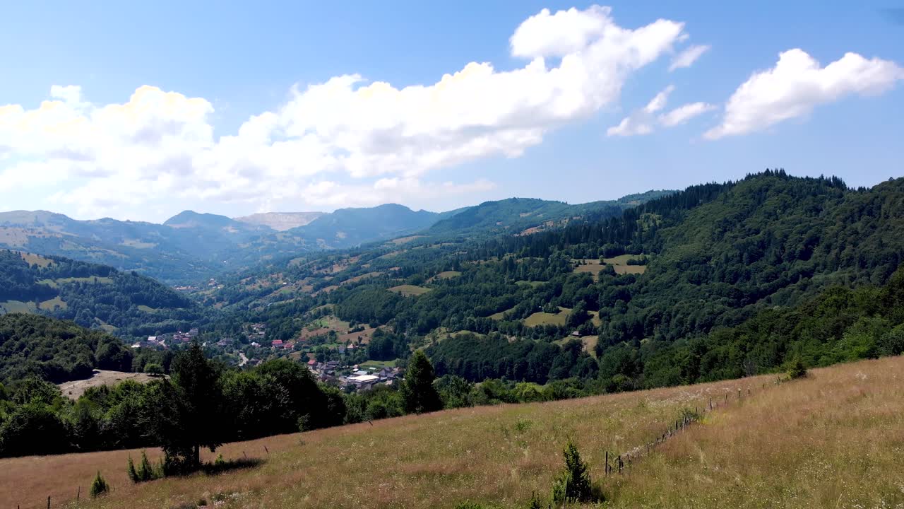 Vista panorâmica de uma aldeia tranquila das Montanhas Apuseni na Romênia.