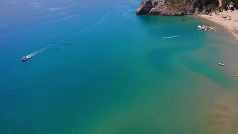 Bootsfahrt-Am-Strand-Von-Tsambika,-Rhodos,-Griechenland---Drohnenaufnahme-Aus-Der-Luft