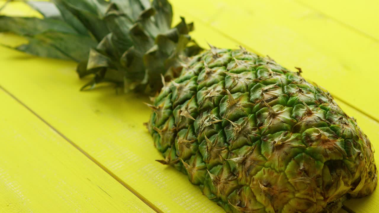 노란 나무에 파인애플 반