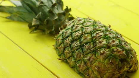 Halbe-Ananas-Auf-Gelbem-Holz