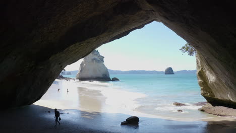 Cathedral-Cove,-a-stunning-rock-arch-on-the-beach-in-New-Zealand