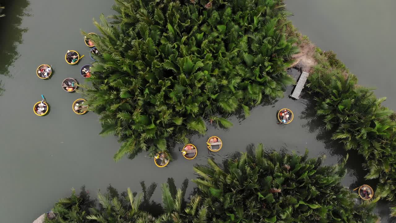 베트남의 코코 ⁇  마을 바구니 보트 투어의 항공 영상